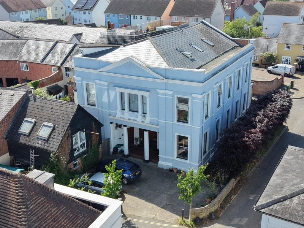 Lot: 5 - FORMER OFFICE AND BEDSITS WITH POTENTIAL CLOSE TO THE QUAYSIDE - Alternative drone shot of the front of the building